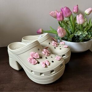 Crocs Womens Siren Clog
Bone Sandal Heel with pink Rubber Bow